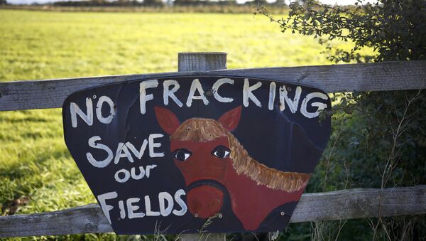 An anti fracking sign hangs on a fence near the village of Roseacre, northern England, October 6, 2016. - Sputnik Mundo
