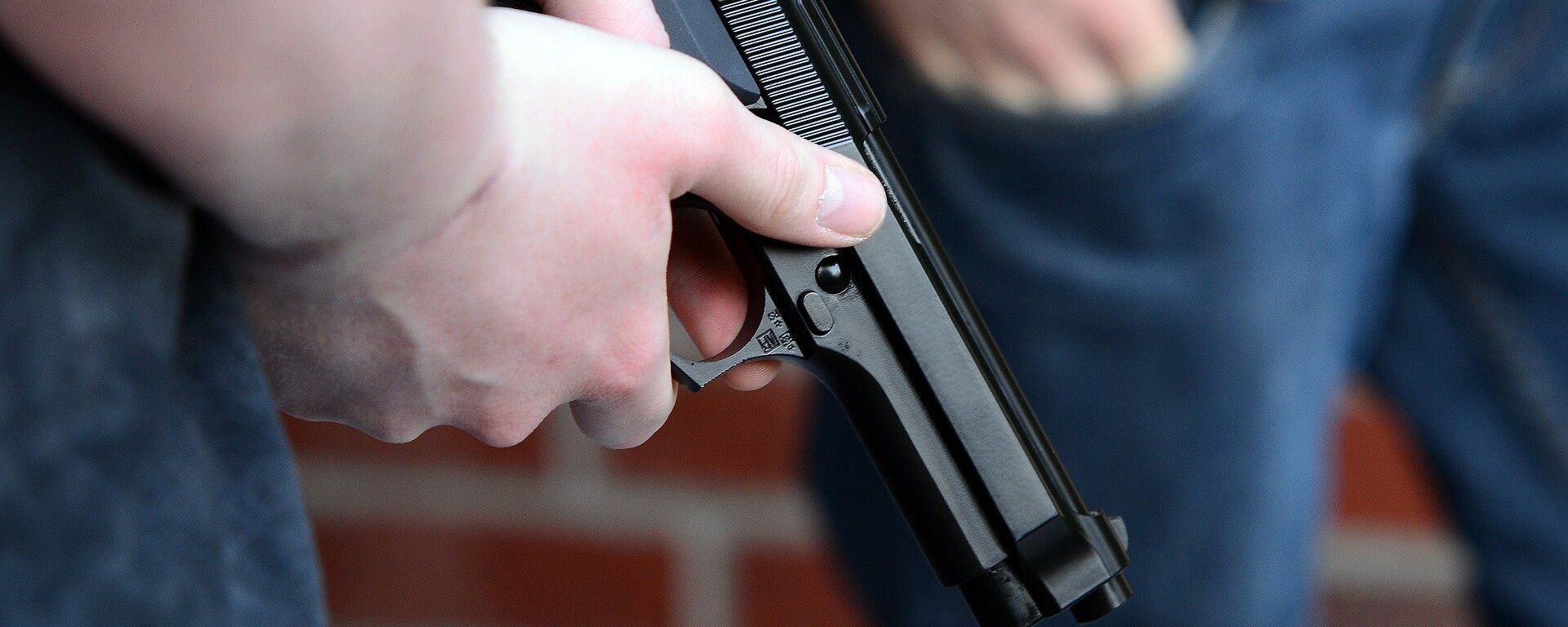 Un hombre sostiene una pistola Un hombre sostiene una pistola - Sputnik Mundo, 1920, 15.11.2021