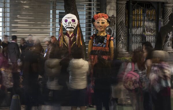 Desfile de Catrinas mexicanas en vísperas del Día de los Muertos - Sputnik Mundo