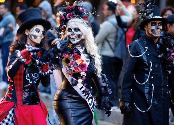 Desfile de Catrinas mexicanas en vísperas del Día de los Muertos - Sputnik Mundo