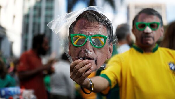 La máscara con la imagen del candidato brasileño presidencial ultraderechista Jair Bolsonaro - Sputnik Mundo