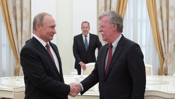 Vladímir Putin, presidente de Rusia, y John Bolton, asesor de la Casa Blanca para la Seguridad Nacional - Sputnik Mundo