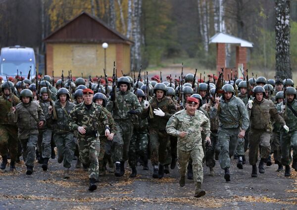 La boina granate: la 'prueba de fuego' para los militares más valientes de Bielorrusia - Sputnik Mundo
