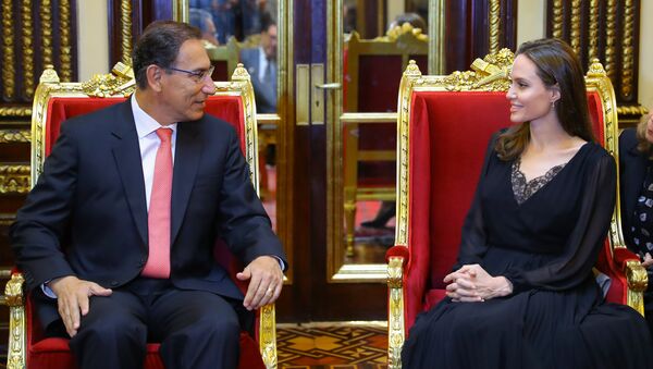 El presidente peruano, Martín Vizcarra, y la actriz estadounidense, Angelina Jolie durante su reunión en Perú - Sputnik Mundo