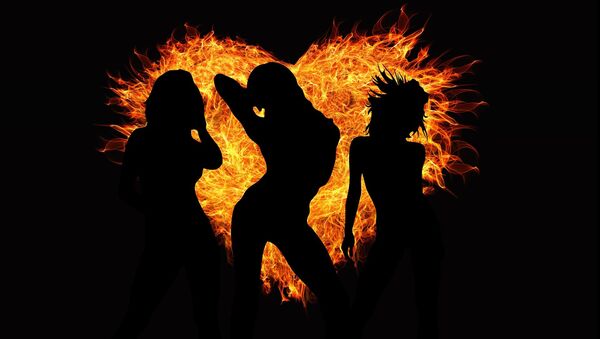 Mujeres bailan delante de un corazón de fuego - Sputnik Mundo