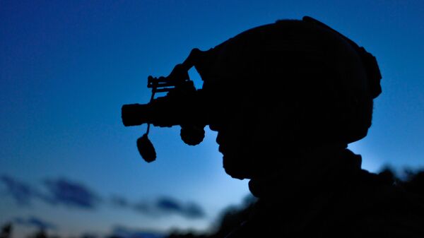 Un militar con equipo de visión nocturna (imagen referencial) - Sputnik Mundo