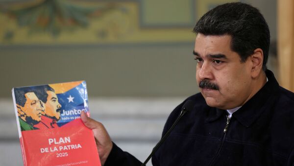 El presidente de Venezuela, Nicolás Maduro, con el Plan de la Patria - Sputnik Mundo