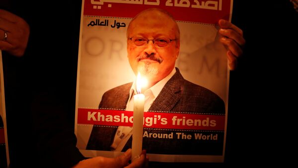 Un activista con la foto del periodista Jamal Khashoggi - Sputnik Mundo