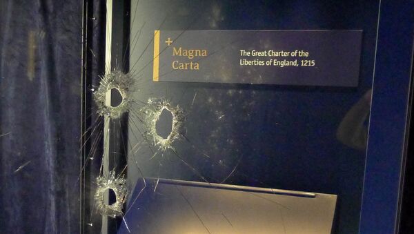Daños en la vitrina que contenía la Carta Magna en la catedral de Salisbury - Sputnik Mundo