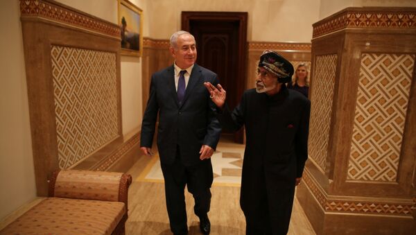 El jefe del Gobierno israelí, Benjamín Netanyahu, con el líder omaní, el sultán Qabus Bin Said Said en Omán - Sputnik Mundo