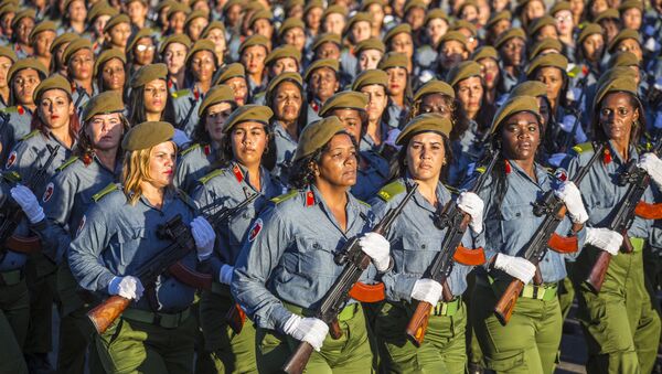 Soldadas cubanas durante un desfile militar en la isla - Sputnik Mundo