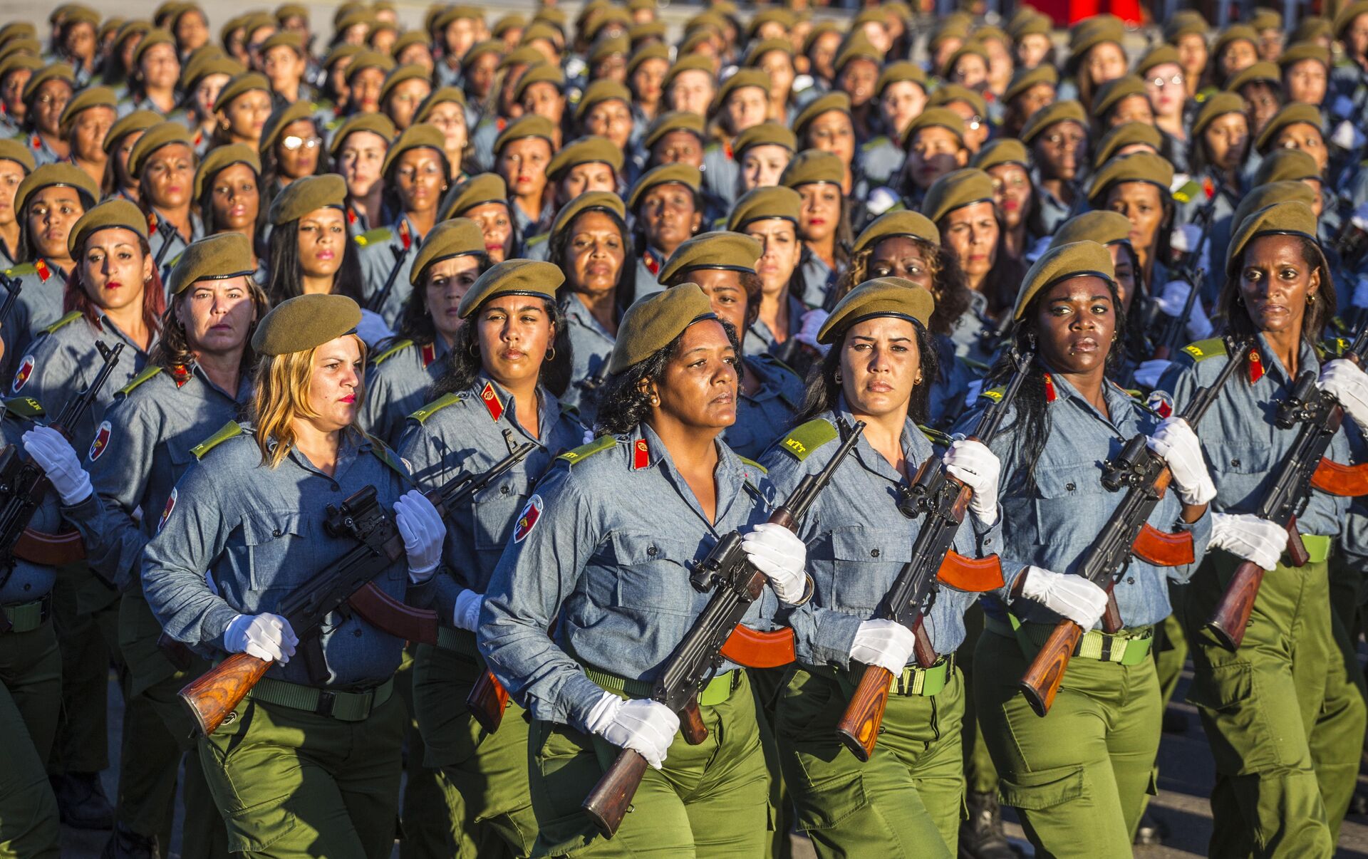 Форма разных военных. Военный парад Куба. Военная форма стран. Кубинская Военная форма.