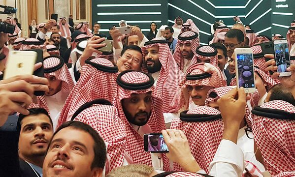 El príncipe saudí Mohamed Bin Salman tomándose una selfi en una conferencia de inversiones en Riad, Arabia Saudí. - Sputnik Mundo