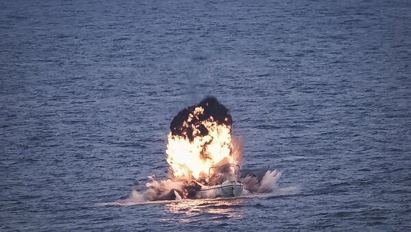 Momento de la neutralización de un barco pirata en las costas de Somalia - Sputnik Mundo