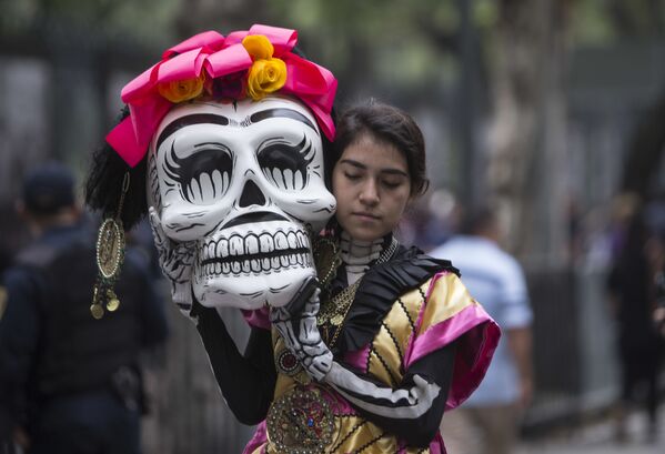 Desfile en honor al Día de Muertos en México - Sputnik Mundo
