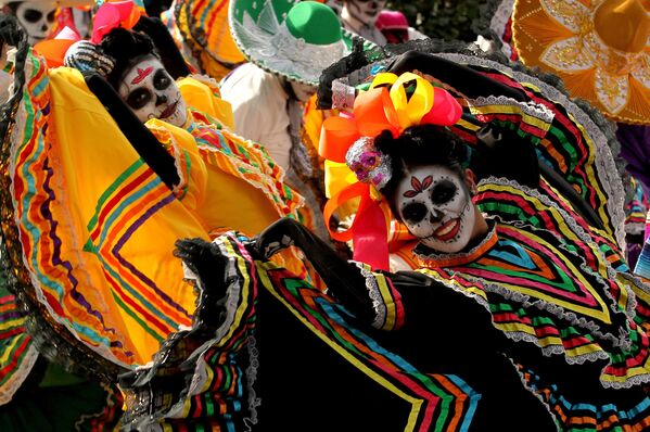 Desfile en honor al Día de Muertos en México - Sputnik Mundo