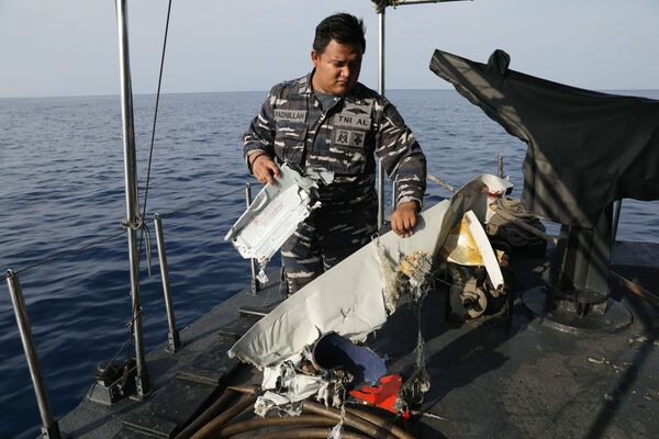 Accidente del Boeing indonesio: esto es lo que hallaron los rescatistas en el lugar de la tragedia - Sputnik Mundo