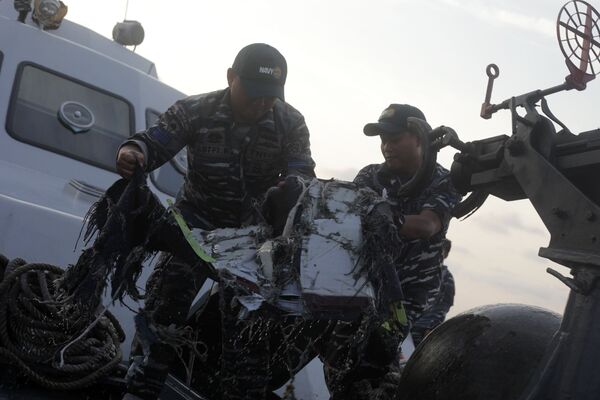 Accidente del Boeing indonesio: esto es lo que hallaron los rescatistas en el lugar de la tragedia - Sputnik Mundo
