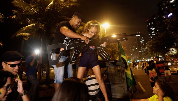 Los partidarios de Jair Bolsonaro candidato celebran su victoria - Sputnik Mundo