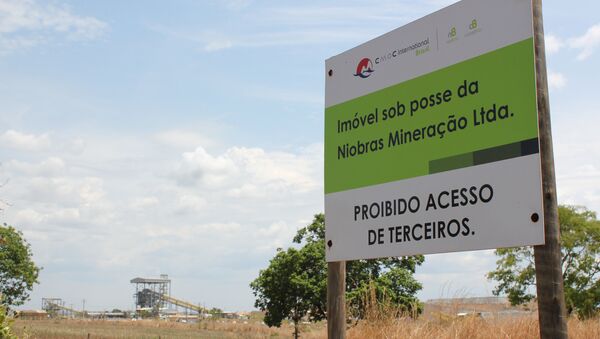 Un letrero para las instalaciones mineras de niobio y fosfato que pertenecen a China Molybdenum Co Ltd (CMOC) en Catalao, estado de Goiás, Brasil - Sputnik Mundo