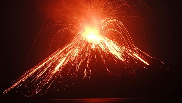La erupción del volcán Krakatoa (julio de 2018) - Sputnik Mundo