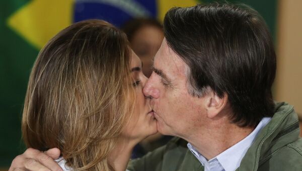 Michelle y Jair Bolsonaro se dan un beso - Sputnik Mundo