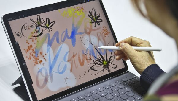 Японская художница Mako Oke во время тестирования нового iPad Pro в Нью-Йорке  - Sputnik Mundo