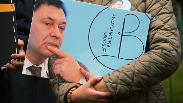 Activista con la imagen del director del portal RIA Novosti Ukraina, Kiril Vishinski - Sputnik Mundo