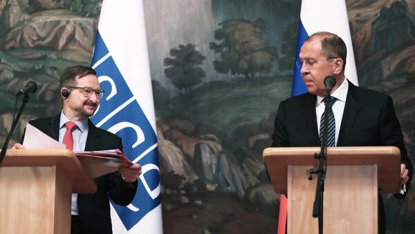 El secretario general de la OSCE, Thomas Greminger, y el ministro ruso de Exteriores, Serguéi Lavrov, en una rueda de prensa tras finalizar una reunión en Moscú - Sputnik Mundo