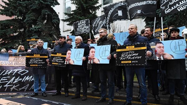 Un mitin en apoyo a Vishinski frente a embajada de Ucrania en Moscú - Sputnik Mundo