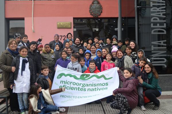 Alumnos y maestros integrantes del proyecto Entre bichitos durante la visita a la Junta Departamental de Cerro Largo Alumnos y maestros integrantes del proyecto Entre bichitos durante la visita a la Junta Departamental de Cerro Largo - Sputnik Mundo
