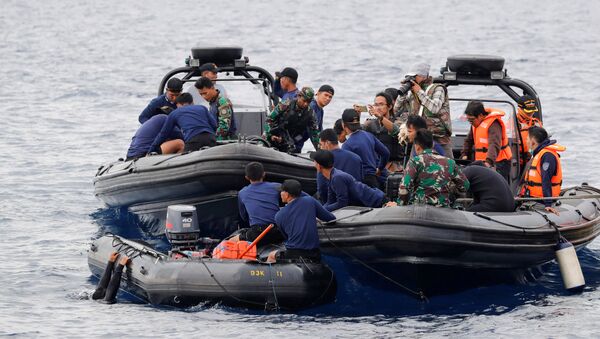 Los equipos de rescate implicados en la búsqueda de los restos del avión Lion Air que se estrelló en el mar de Java en 30 de octubre - Sputnik Mundo