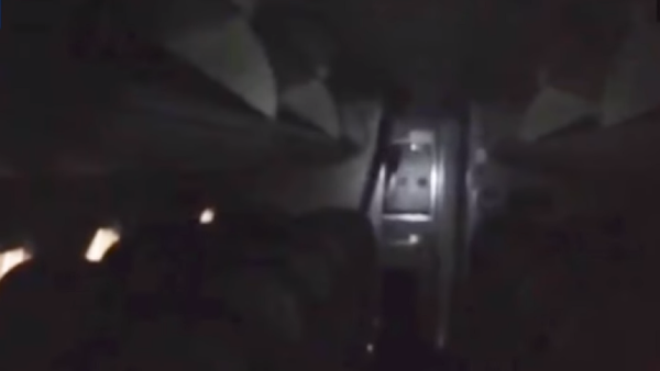 El escalofriante momento en el que la silueta de un 'fantasma' aparece en un avión vacío - Sputnik Mundo