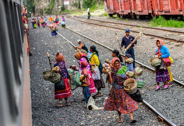 Los vecinos ofrecen productos a los pasajeros del tren Chepe Los vecinos ofrecen productos a los pasajeros del tren Chepe - Sputnik Mundo
