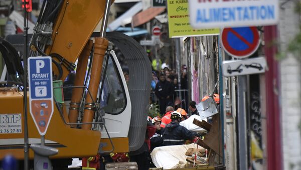 Los escombros de dos viviendas que colapsaron en Marsella, Francia - Sputnik Mundo