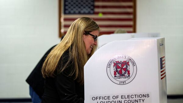 Una mujer vota en las elecciones de mitad de mandato en EEUU - Sputnik Mundo