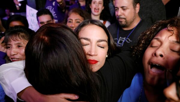 Alexandria Ocasio-Cortez, la representante electa para el Congreso de EEUU más joven en la historia, abraza a sus partidarios en un acto - Sputnik Mundo