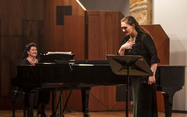 Masha Soboleva y Lyudmila Ivanovna Drobysheva-Razumovskaya durante el Concurso de Canto Olivia Gorra - Sputnik Mundo