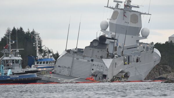 Fragata noruega KNM Helge Ingstad tras una colisión con el petrolero Sola TS - Sputnik Mundo