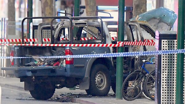 Un vehículo quemado rodeado de cinta policial en la calle Bourke en el centro de Melbourne, Australia - Sputnik Mundo