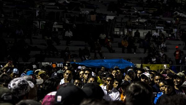 Asamblea nocturna en la Ciudad de México. El éxodo decidió salir de la capital a las cinco de la mañana del 9 de noviembre - Sputnik Mundo