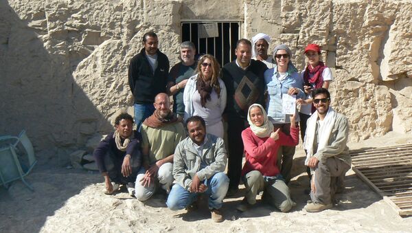 El equipo responsable de las excavaciones en Egipto - Sputnik Mundo