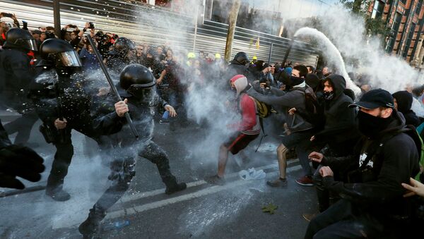Choques entre los Mossos y los manifestantes de CDR en Barcelona, España - Sputnik Mundo