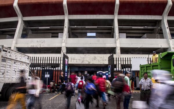 Querétaro. Centroamericanos caminan en el estadio Corregidora, uno de los albergues que el Estado brindó al éxodo. La confusión en los lugares de llegada provocó que el grupo se dispersara - Sputnik Mundo
