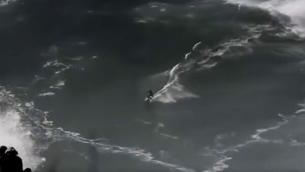 Un surfista sobrevive tras sumergirse bajo una ola de 20 metros - Sputnik Mundo