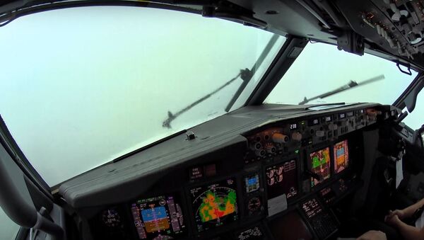 Cabina de un Boeing 737 durante un aterrizaje - Sputnik Mundo