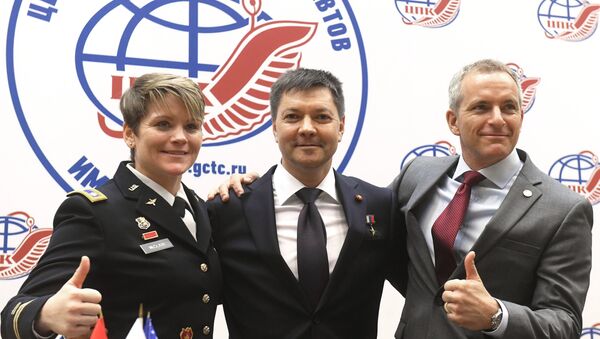 La astronauta estadounidense Anne McClain, el ruso Oleg Kononenko y el canadiense David Saint-Jacques en una rueda de prensa en el Centro de Entrenamiento de Cosmonautas, en las afueras de Moscú - Sputnik Mundo