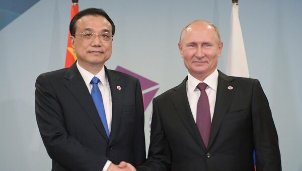 El primer ministro de China, Li Keqiang, y el presidente de Rusia, Vladímir Putin durante la reunión en Singapur - Sputnik Mundo