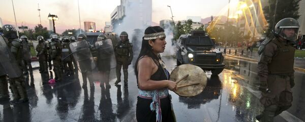 Mujer mapuche durante la manifestación del jueves 15 de noviembre, por la muerte de Camilo Catrillanca Mujer mapuche durante la manifestación del jueves 15 de noviembre, por la muerte de Camilo Catrillanca - Sputnik Mundo