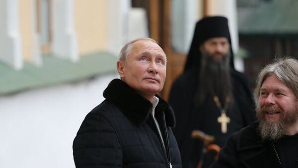 Vladímir Putin y Tíjon Shevkunov en el monasterio de las Cuevas de Pskov - Sputnik Mundo